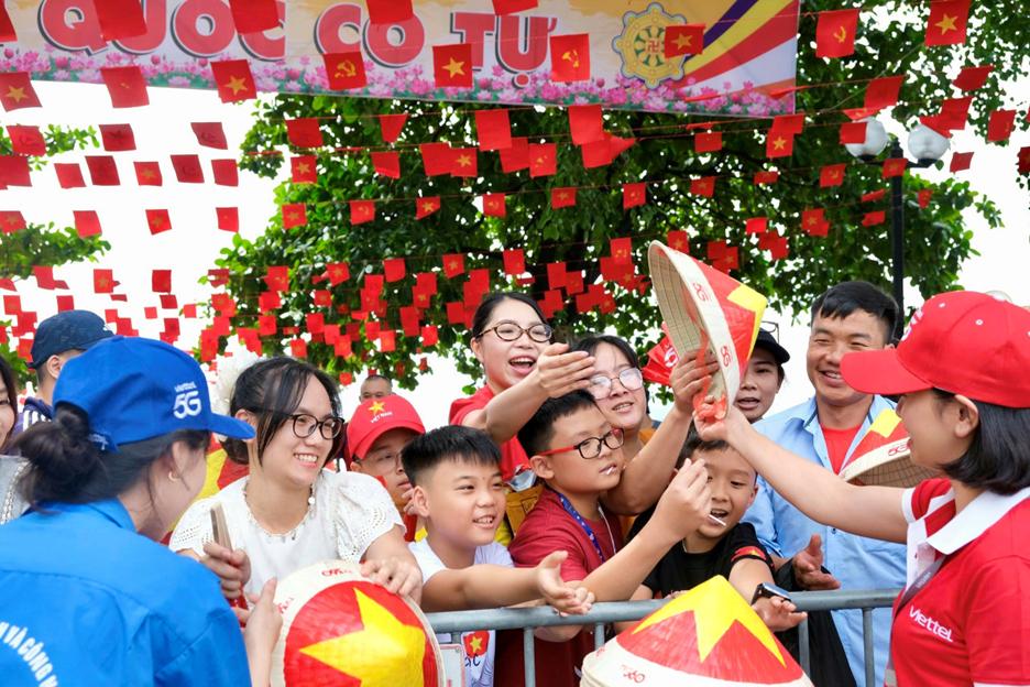 Nón lá, quạt giấy và 80.000 điểm Viettel++: Những món quà mang đúng tinh thần ngày lễ toàn dân- Ảnh 3. Nón lá, quạt giấy và 80.000 điểm Viettel++: Những món quà mang đúng tinh thần ngày lễ toàn dân- Ảnh 3.