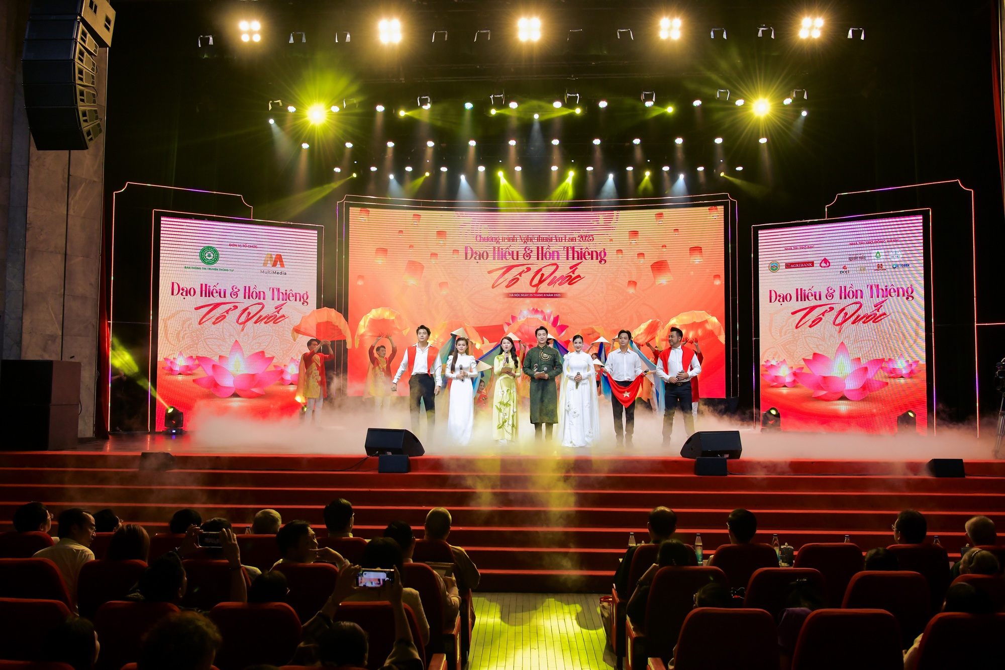 Chương trình Vu Lan 2025 ghi dấu ấn với những màn trình diễn xúc động- Ảnh 4. Chương trình Vu Lan 2025 ghi dấu ấn với những màn trình diễn xúc động- Ảnh 4.