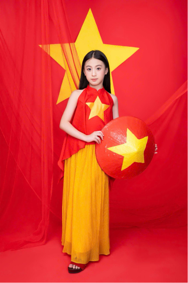 Nguyễn Tâm Anh mẫu nhí Gen Alpha kể câu chuyện về tình yêu đất nước qua bộ ảnh đặc biệt- Ảnh 4. Nguyễn Tâm Anh mẫu nhí Gen Alpha kể câu chuyện về tình yêu đất nước qua bộ ảnh đặc biệt- Ảnh 4.