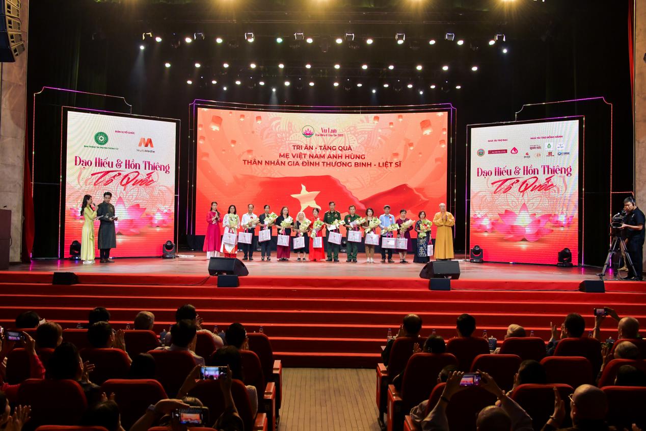 Chương trình Vu Lan 2025 ghi dấu ấn với những màn trình diễn xúc động- Ảnh 5. Chương trình Vu Lan 2025 ghi dấu ấn với những màn trình diễn xúc động- Ảnh 5.