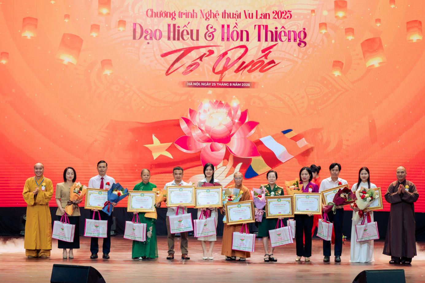Vu Lan 2025: Đạo hiếu & Dân tộc – Hồn thiêng Tổ quốc- Ảnh 5. Vu Lan 2025: Đạo hiếu & Dân tộc – Hồn thiêng Tổ quốc- Ảnh 5.