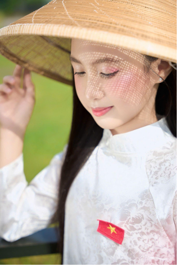 Nguyễn Tâm Anh mẫu nhí Gen Alpha kể câu chuyện về tình yêu đất nước qua bộ ảnh đặc biệt- Ảnh 5. Nguyễn Tâm Anh mẫu nhí Gen Alpha kể câu chuyện về tình yêu đất nước qua bộ ảnh đặc biệt- Ảnh 5.