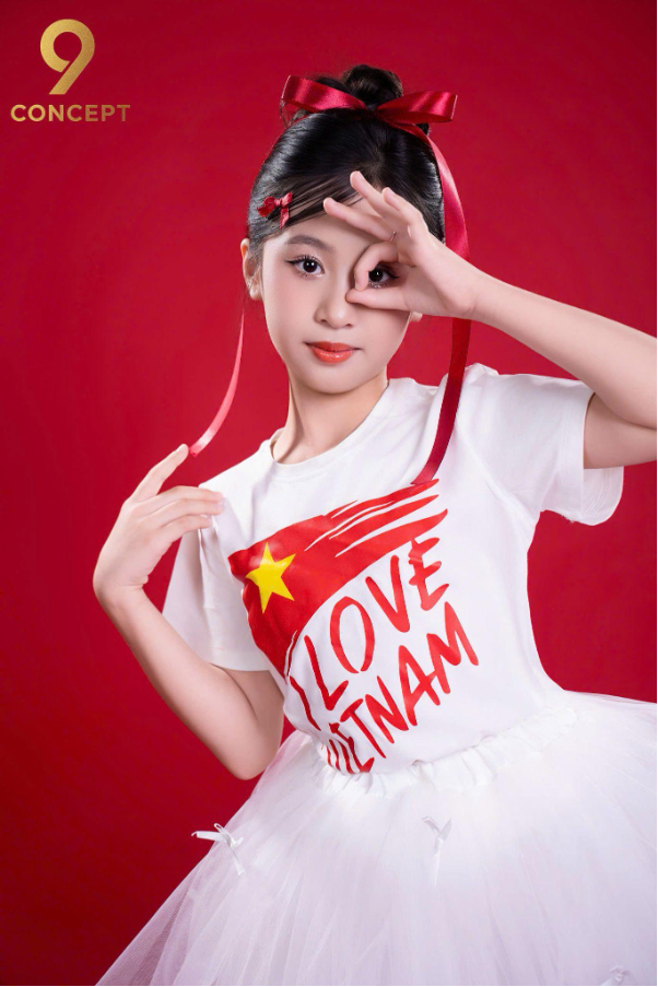 Nguyễn Tâm Anh mẫu nhí Gen Alpha kể câu chuyện về tình yêu đất nước qua bộ ảnh đặc biệt- Ảnh 7. Nguyễn Tâm Anh mẫu nhí Gen Alpha kể câu chuyện về tình yêu đất nước qua bộ ảnh đặc biệt- Ảnh 7.
