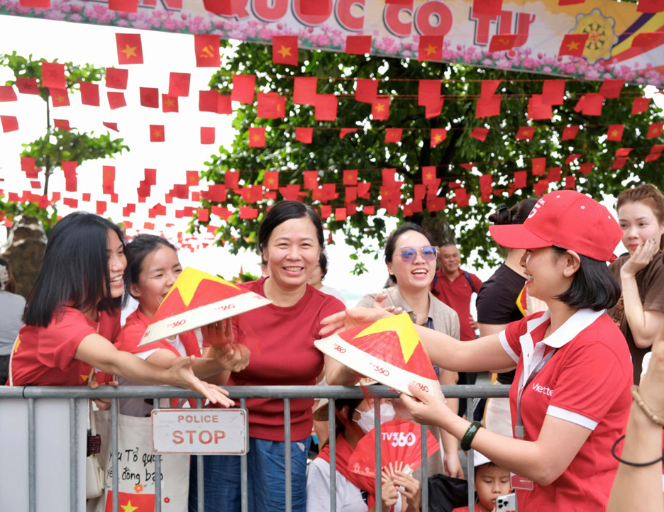 Nón lá, quạt giấy và 80.000 điểm Viettel++: Những món quà mang đúng tinh thần ngày lễ toàn dân- Ảnh 4. Nón lá, quạt giấy và 80.000 điểm Viettel++: Những món quà mang đúng tinh thần ngày lễ toàn dân- Ảnh 4.