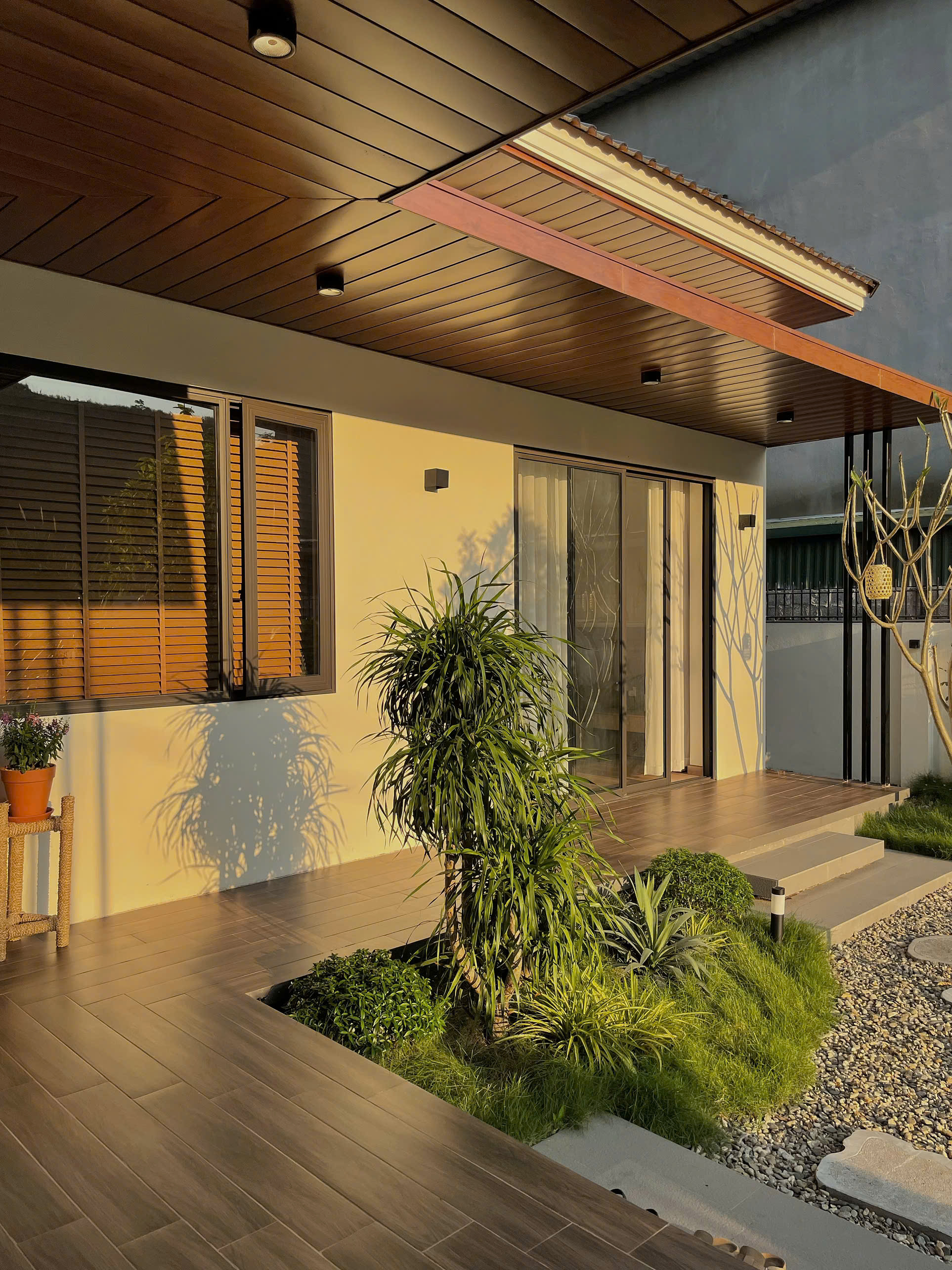 6 năm ở TP.HCM kiếm đủ tiền mua 2 mảnh đất, cặp vợ chồng về Lào Cai xây nhà 2,1 tỷ đồng đẹp như mơ: Chênh lệch thu nhập gây bất ngờ!- Ảnh 5.