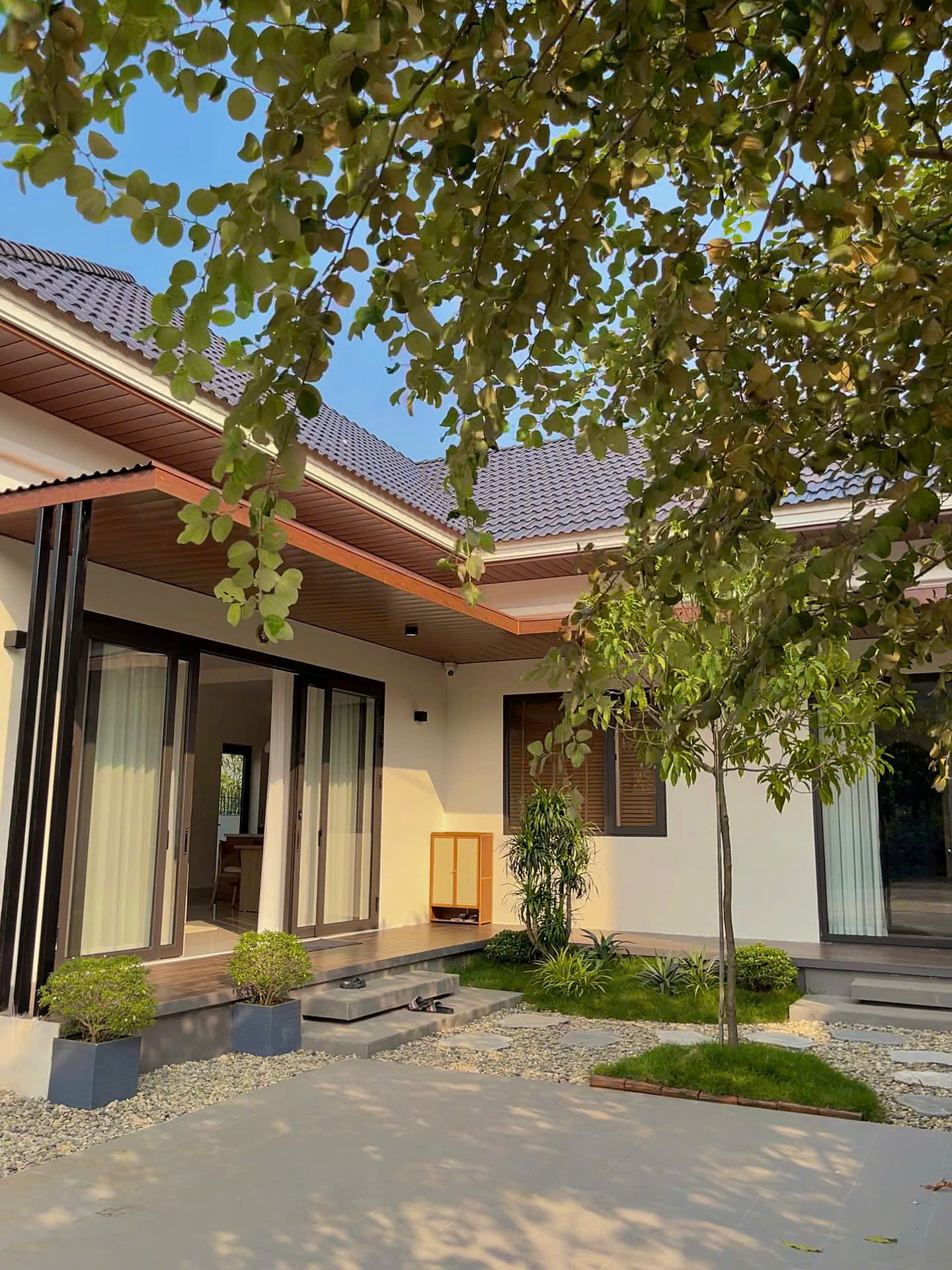 6 năm ở TP.HCM kiếm đủ tiền mua 2 mảnh đất, cặp vợ chồng về Lào Cai xây nhà 2,1 tỷ đồng đẹp như mơ: Chênh lệch thu nhập gây bất ngờ!- Ảnh 3.