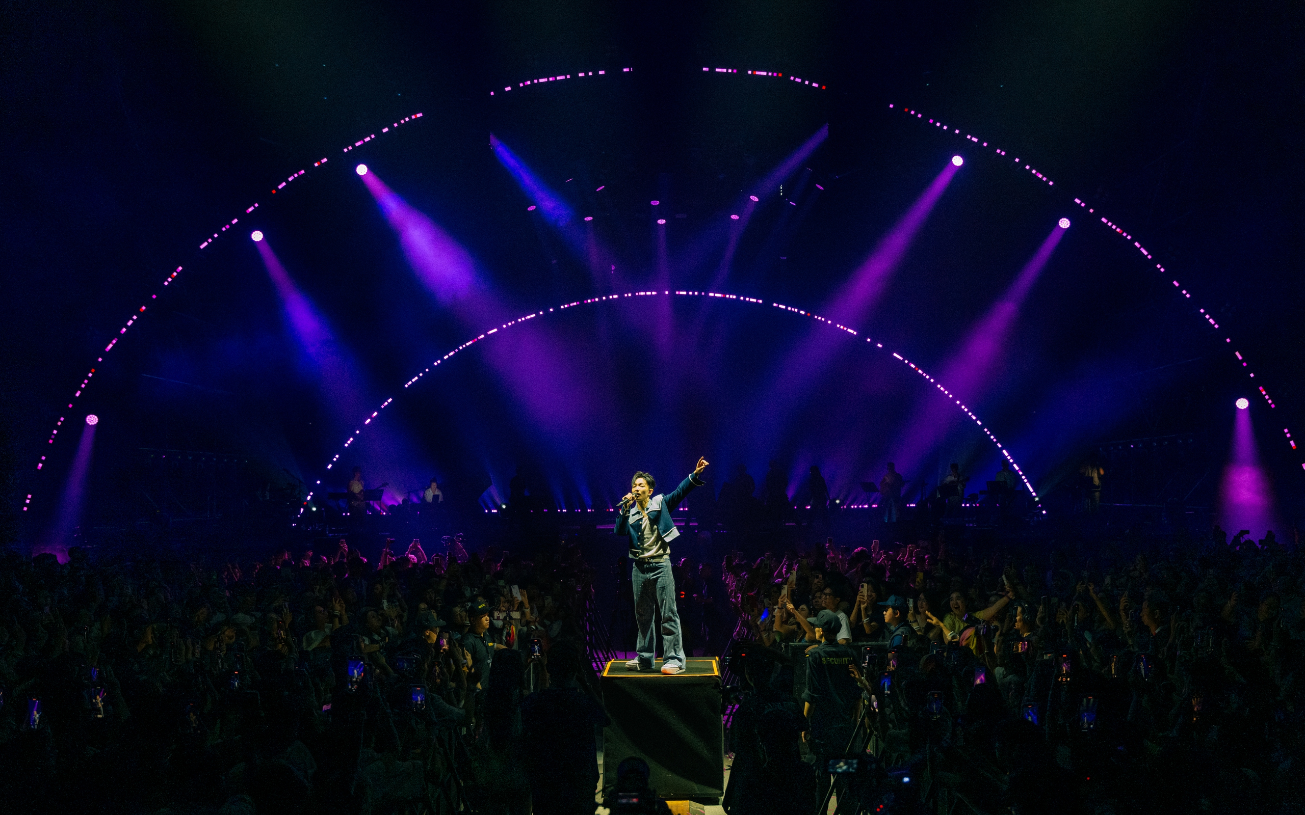 Hoàng Dũng mang 10 năm làm nhạc lên sân khấu concert “Xoay Tròn”- Ảnh 8. Hoàng Dũng mang 10 năm làm nhạc lên sân khấu concert “Xoay Tròn”- Ảnh 8.