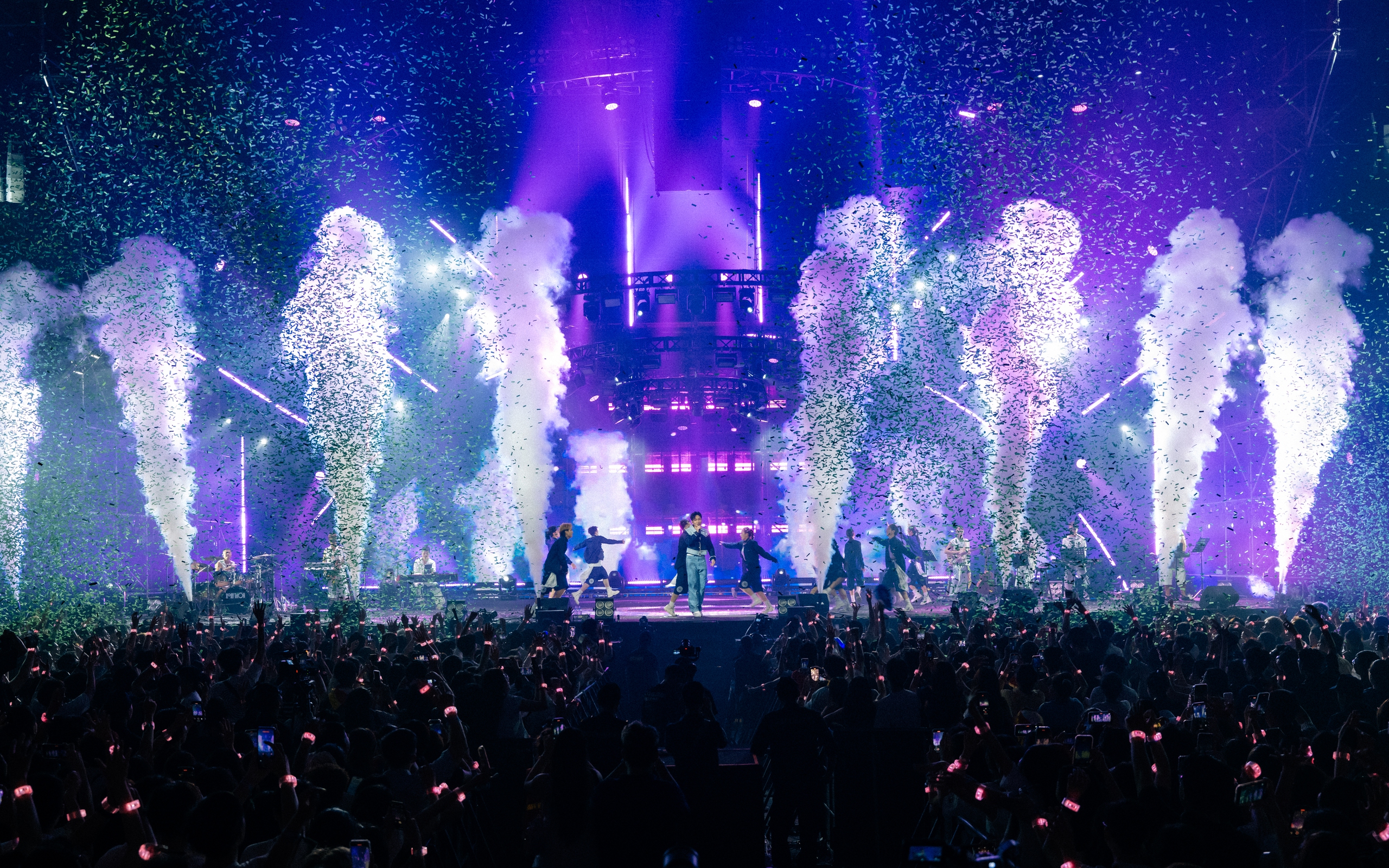 Hoàng Dũng mang 10 năm làm nhạc lên sân khấu concert “Xoay Tròn”- Ảnh 7. Hoàng Dũng mang 10 năm làm nhạc lên sân khấu concert “Xoay Tròn”- Ảnh 7.