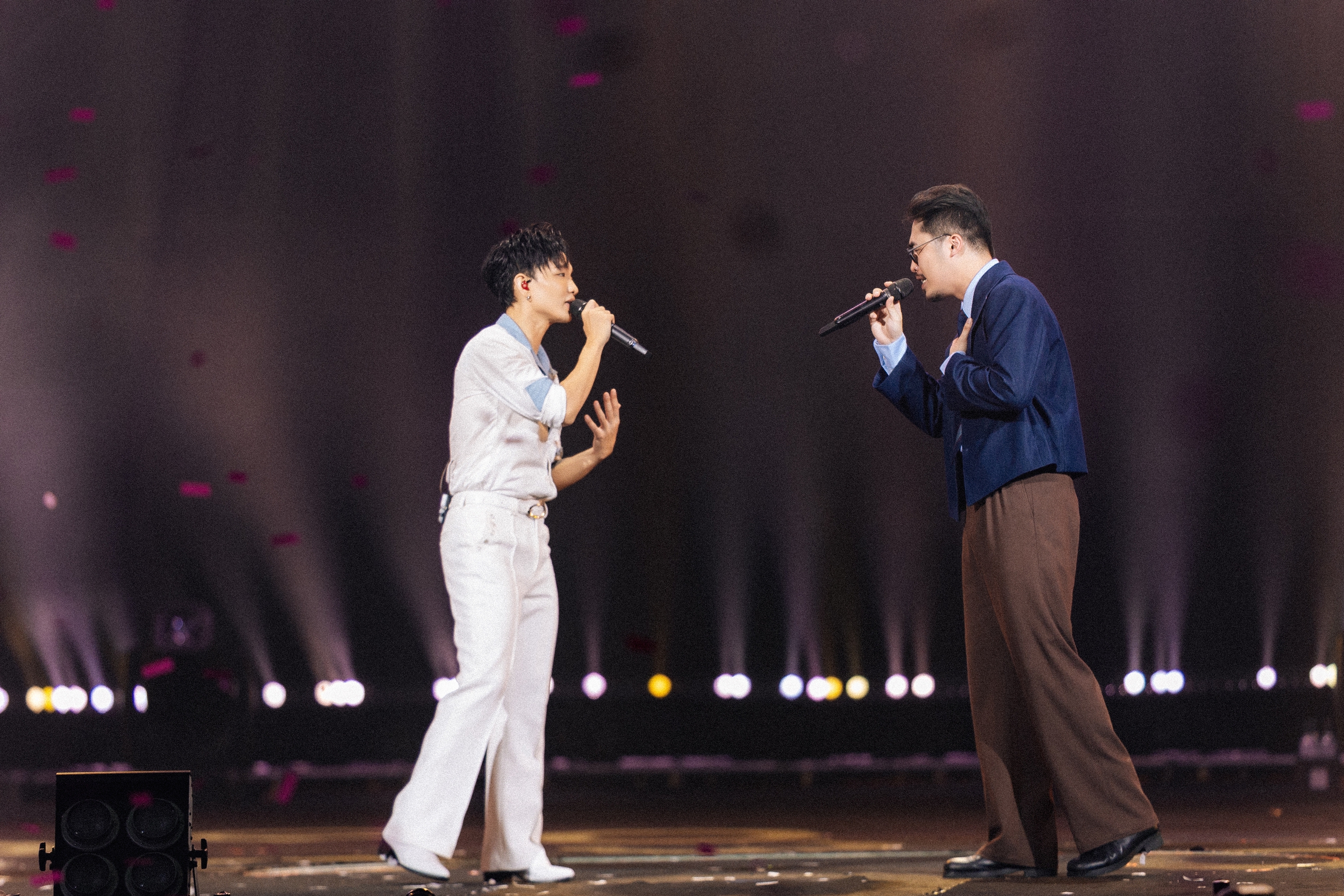 Hoàng Dũng mang 10 năm làm nhạc lên sân khấu concert “Xoay Tròn”- Ảnh 5. Hoàng Dũng mang 10 năm làm nhạc lên sân khấu concert “Xoay Tròn”- Ảnh 5.