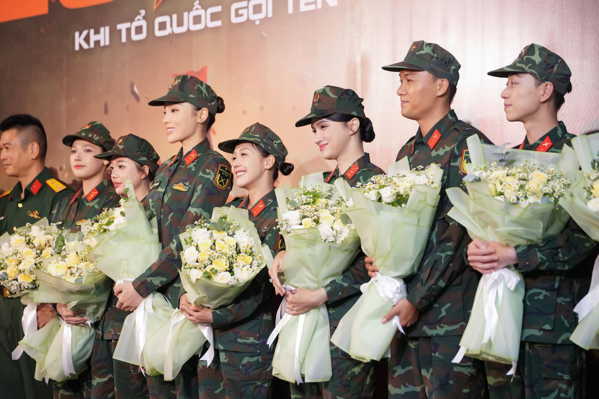 “Sao nhập ngũ 2025 - Khi Tổ quốc gọi tên” lan tỏa tinh thần yêu nước, ca ngợi hình ảnh "Bộ đội cụ Hồ".- Ảnh 4. “Sao nhập ngũ 2025 - Khi Tổ quốc gọi tên” lan tỏa tinh thần yêu nước, ca ngợi hình ảnh "Bộ đội cụ Hồ".- Ảnh 4.