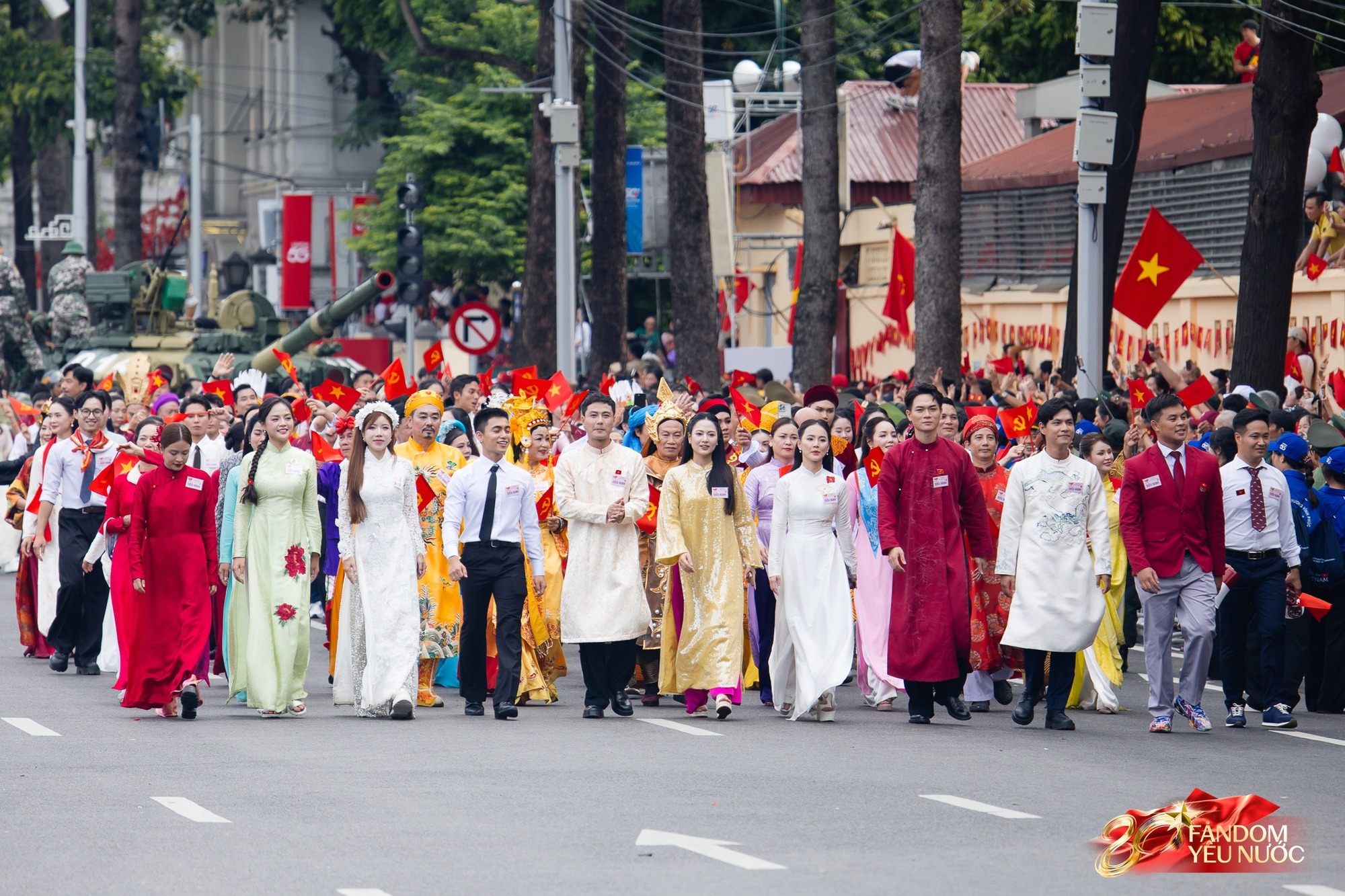 Hòa lich tuong thuat truc tiep bong da hom nay "khoe thể lực" trong buổi tổng duyệt diễu binh nhưng đôi guốc trên tay Đức Phúc mới là tâm điểm- Ảnh 3.