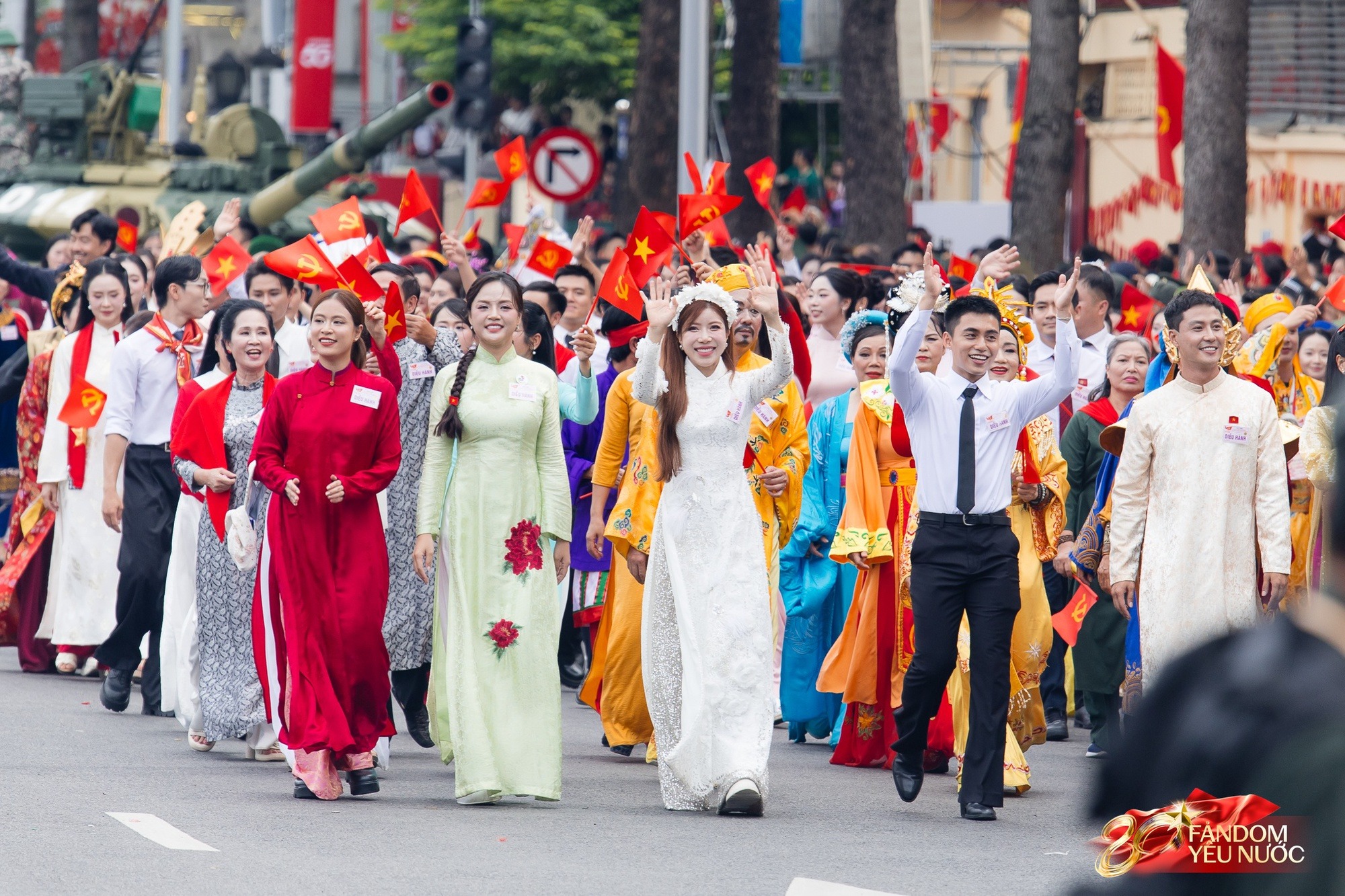 Hòa lich tuong thuat truc tiep bong da hom nay "khoe thể lực" trong buổi tổng duyệt diễu binh nhưng đôi guốc trên tay Đức Phúc mới là tâm điểm- Ảnh 4.