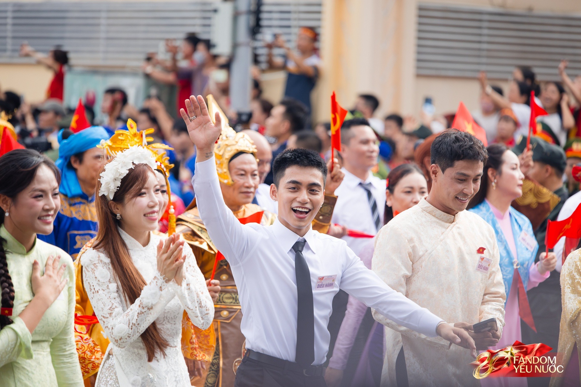 Hòa lich tuong thuat truc tiep bong da hom nay "khoe thể lực" trong buổi tổng duyệt diễu binh nhưng đôi guốc trên tay Đức Phúc mới là tâm điểm- Ảnh 5.