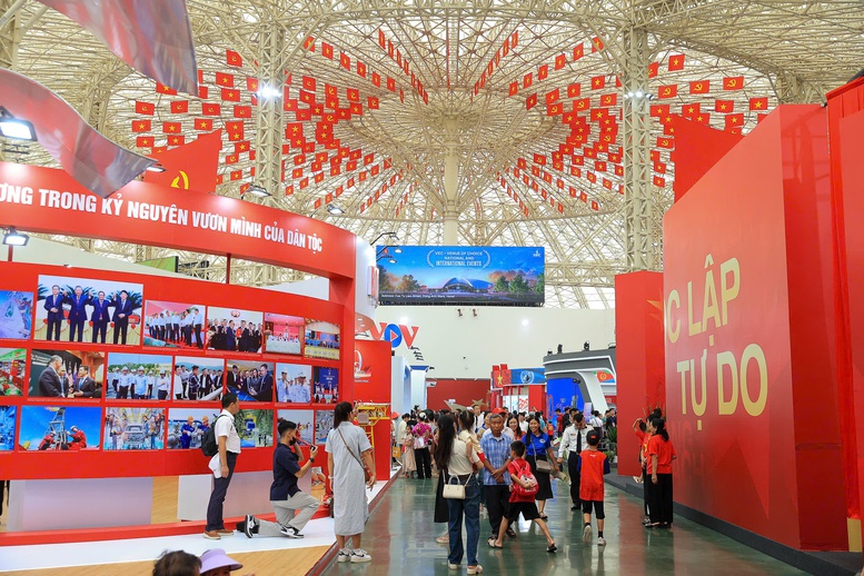 Hàng trăm nghìn khách tham quan đến với Triển lãm Thành tựu đất nước- Ảnh 1. Hàng trăm nghìn khách tham quan đến với Triển lãm Thành tựu đất nước- Ảnh 1.