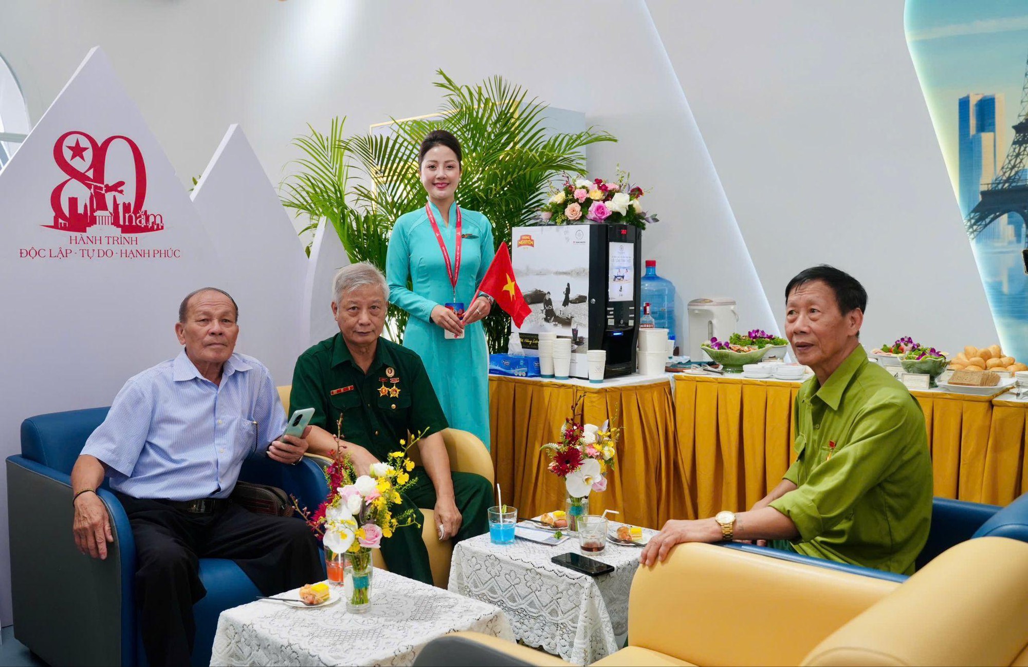 Vietnam Airlines mang trải nghiệm Phòng chờ Bông Sen sang trọng, đẳng cấp quốc tế tới Triển lãm A80- Ảnh 6. Vietnam Airlines mang trải nghiệm Phòng chờ Bông Sen sang trọng, đẳng cấp quốc tế tới Triển lãm A80- Ảnh 6.