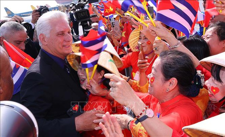 Bí thư thứ Nhất, Chủ tịch nước Cuba và Phu nhân đến Hà Nội, bắt đầu thăm cấp Nhà nước, dự Lễ kỷ niệm 80 năm Quốc khánh Việt Nam- Ảnh 4.
