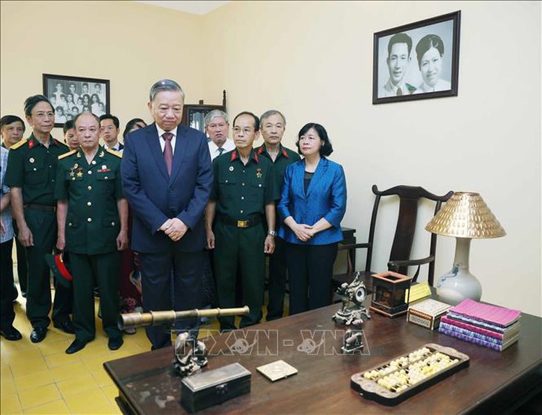 Tổng Bí thư Tô Lâm dâng hương tưởng niệm Chủ tịch Hồ Chí Minh tại Di tích Nhà số 48 Hàng Ngang, Hà Nội- Ảnh 3. Tổng Bí thư Tô Lâm dâng hương tưởng niệm Chủ tịch Hồ Chí Minh tại Di tích Nhà số 48 Hàng Ngang, Hà Nội- Ảnh 3.