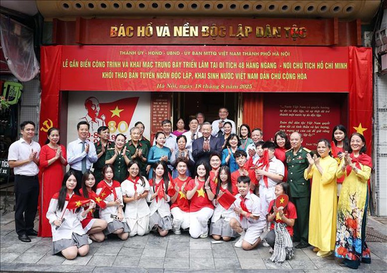 Tổng Bí thư Tô Lâm dâng hương tưởng niệm Chủ tịch Hồ Chí Minh tại Di tích Nhà số 48 Hàng Ngang, Hà Nội- Ảnh 7. Tổng Bí thư Tô Lâm dâng hương tưởng niệm Chủ tịch Hồ Chí Minh tại Di tích Nhà số 48 Hàng Ngang, Hà Nội- Ảnh 7.