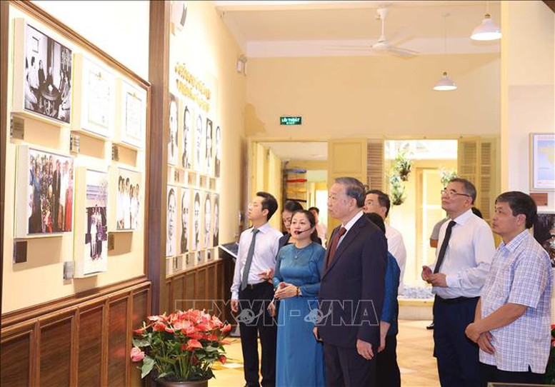 Tổng Bí thư Tô Lâm dâng hương tưởng niệm Chủ tịch Hồ Chí Minh tại Di tích Nhà số 48 Hàng Ngang, Hà Nội- Ảnh 5. Tổng Bí thư Tô Lâm dâng hương tưởng niệm Chủ tịch Hồ Chí Minh tại Di tích Nhà số 48 Hàng Ngang, Hà Nội- Ảnh 5.