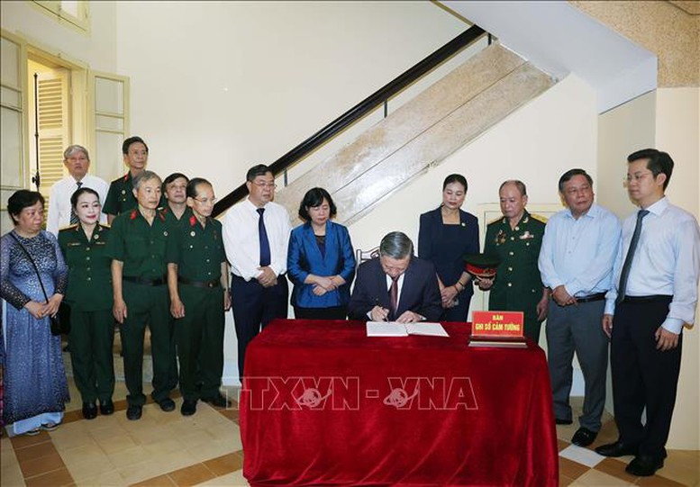 Tổng Bí thư Tô Lâm dâng hương tưởng niệm Chủ tịch Hồ Chí Minh tại Di tích Nhà số 48 Hàng Ngang, Hà Nội- Ảnh 6. Tổng Bí thư Tô Lâm dâng hương tưởng niệm Chủ tịch Hồ Chí Minh tại Di tích Nhà số 48 Hàng Ngang, Hà Nội- Ảnh 6.