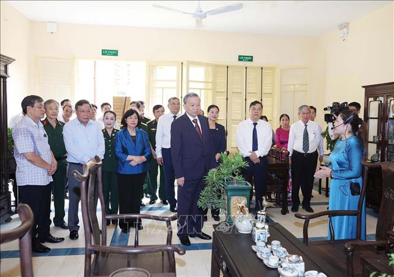 Tổng Bí thư Tô Lâm dâng hương tưởng niệm Chủ tịch Hồ Chí Minh tại Di tích Nhà số 48 Hàng Ngang, Hà Nội- Ảnh 4. Tổng Bí thư Tô Lâm dâng hương tưởng niệm Chủ tịch Hồ Chí Minh tại Di tích Nhà số 48 Hàng Ngang, Hà Nội- Ảnh 4.
