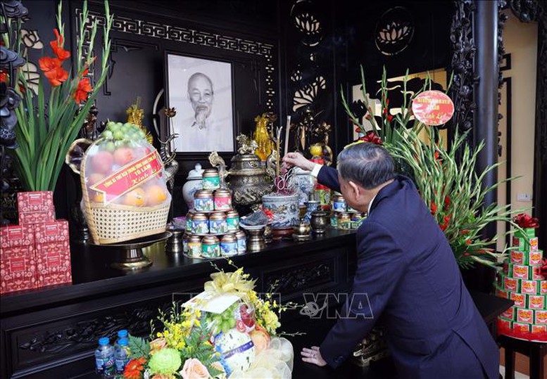 Tổng Bí thư Tô Lâm dâng hương tưởng niệm Chủ tịch Hồ Chí Minh tại Di tích Nhà số 48 Hàng Ngang, Hà Nội- Ảnh 2. Tổng Bí thư Tô Lâm dâng hương tưởng niệm Chủ tịch Hồ Chí Minh tại Di tích Nhà số 48 Hàng Ngang, Hà Nội- Ảnh 2.