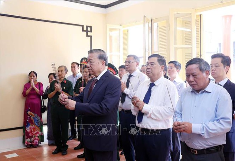 Tổng Bí thư Tô Lâm dâng hương tưởng niệm Chủ tịch Hồ Chí Minh tại Di tích Nhà số 48 Hàng Ngang, Hà Nội- Ảnh 1. Tổng Bí thư Tô Lâm dâng hương tưởng niệm Chủ tịch Hồ Chí Minh tại Di tích Nhà số 48 Hàng Ngang, Hà Nội- Ảnh 1.