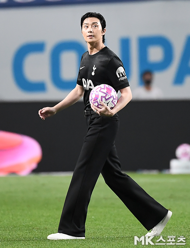 Park Seo Joon sáng bừng khi đến sân tri ân Son Heung Min, hành động gì mà được "chấm điểm 10"?- Ảnh 3. Park Seo Joon sáng bừng khi đến sân tri ân Son Heung Min, hành động gì mà được "chấm điểm 10"?- Ảnh 3.