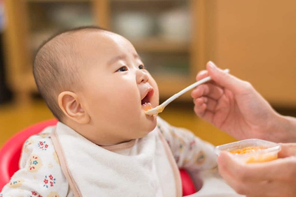 Em b&eacute; mới 4 th&aacute;ng, b&agrave; nhất quyết đ&ograve;i cho ăn bột: C&aacute;ch mẹ bỉm n&agrave;y phản ứng lại khiến nhiều người bội phục, EQ đỉnh cao l&agrave; đ&acirc;y!- Ảnh 3.