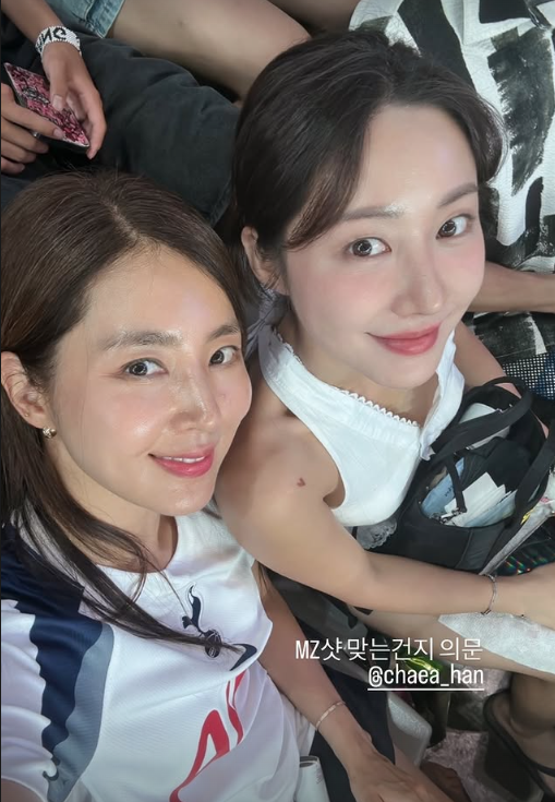 Trận đấu chia tay Son Heung Min hóa lễ trao giải: Park Seo Joon - 2NE1 nô nức check-in, 1 sao nữ tái hiện clip "kiss cam" tai tiếng toàn cầu- Ảnh 16. Trận đấu chia tay Son Heung Min hóa lễ trao giải: Park Seo Joon - 2NE1 nô nức check-in, 1 sao nữ tái hiện clip "kiss cam" tai tiếng toàn cầu- Ảnh 16.