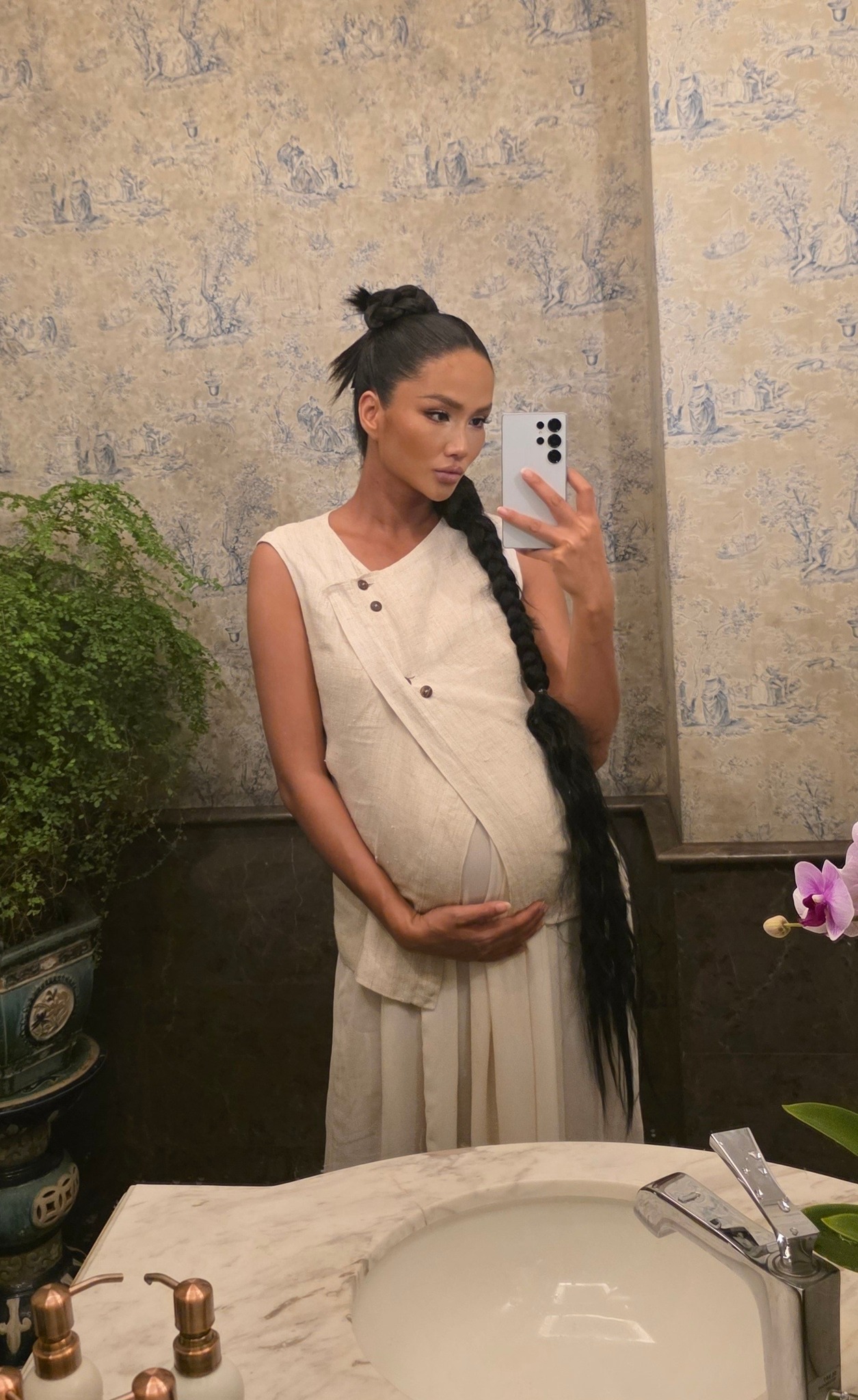 Hoa hậu H’Hen Niê lúc mang bầu: “Nửa đêm tỉnh giấc thấy link bong da truc tiep đạp là tôi tu liền một hộp sữa”- Ảnh 2.