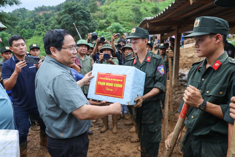 Thủ tướng: Làm mọi cách nhanh nhất có thể ổn định đời sống người dân vùng lũ- Ảnh 11. Thủ tướng: Làm mọi cách nhanh nhất có thể ổn định đời sống người dân vùng lũ- Ảnh 11.