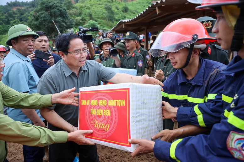 Thủ tướng: Làm mọi cách nhanh nhất có thể ổn định đời sống người dân vùng lũ- Ảnh 12. Thủ tướng: Làm mọi cách nhanh nhất có thể ổn định đời sống người dân vùng lũ- Ảnh 12.