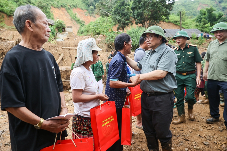 Thủ tướng: Làm mọi cách nhanh nhất có thể ổn định đời sống người dân vùng lũ- Ảnh 10. Thủ tướng: Làm mọi cách nhanh nhất có thể ổn định đời sống người dân vùng lũ- Ảnh 10.