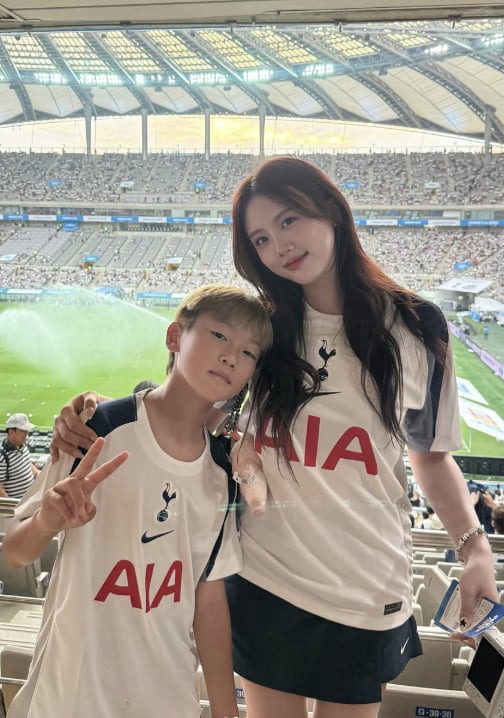 Trận đấu chia tay Son Heung Min hóa lễ trao giải: Park Seo Joon - 2NE1 nô nức check-in, 1 sao nữ tái hiện clip "kiss cam" tai tiếng toàn cầu- Ảnh 14. Trận đấu chia tay Son Heung Min hóa lễ trao giải: Park Seo Joon - 2NE1 nô nức check-in, 1 sao nữ tái hiện clip "kiss cam" tai tiếng toàn cầu- Ảnh 14.