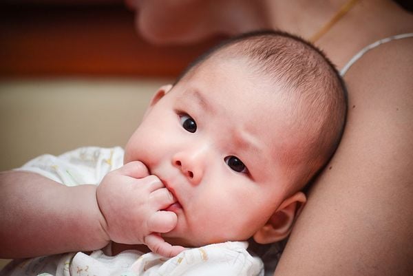 Em b&eacute; mới 4 th&aacute;ng, b&agrave; nhất quyết đ&ograve;i cho ăn bột: C&aacute;ch mẹ bỉm n&agrave;y phản ứng lại khiến nhiều người bội phục, EQ đỉnh cao l&agrave; đ&acirc;y!- Ảnh 4.
