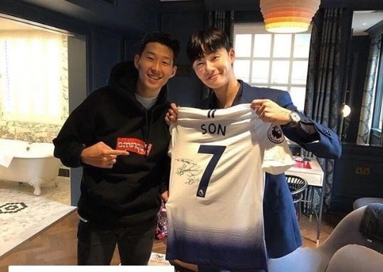 Park Seo Joon sáng bừng khi đến sân tri ân Son Heung Min, hành động gì mà được "chấm điểm 10"?- Ảnh 6. Park Seo Joon sáng bừng khi đến sân tri ân Son Heung Min, hành động gì mà được "chấm điểm 10"?- Ảnh 6.