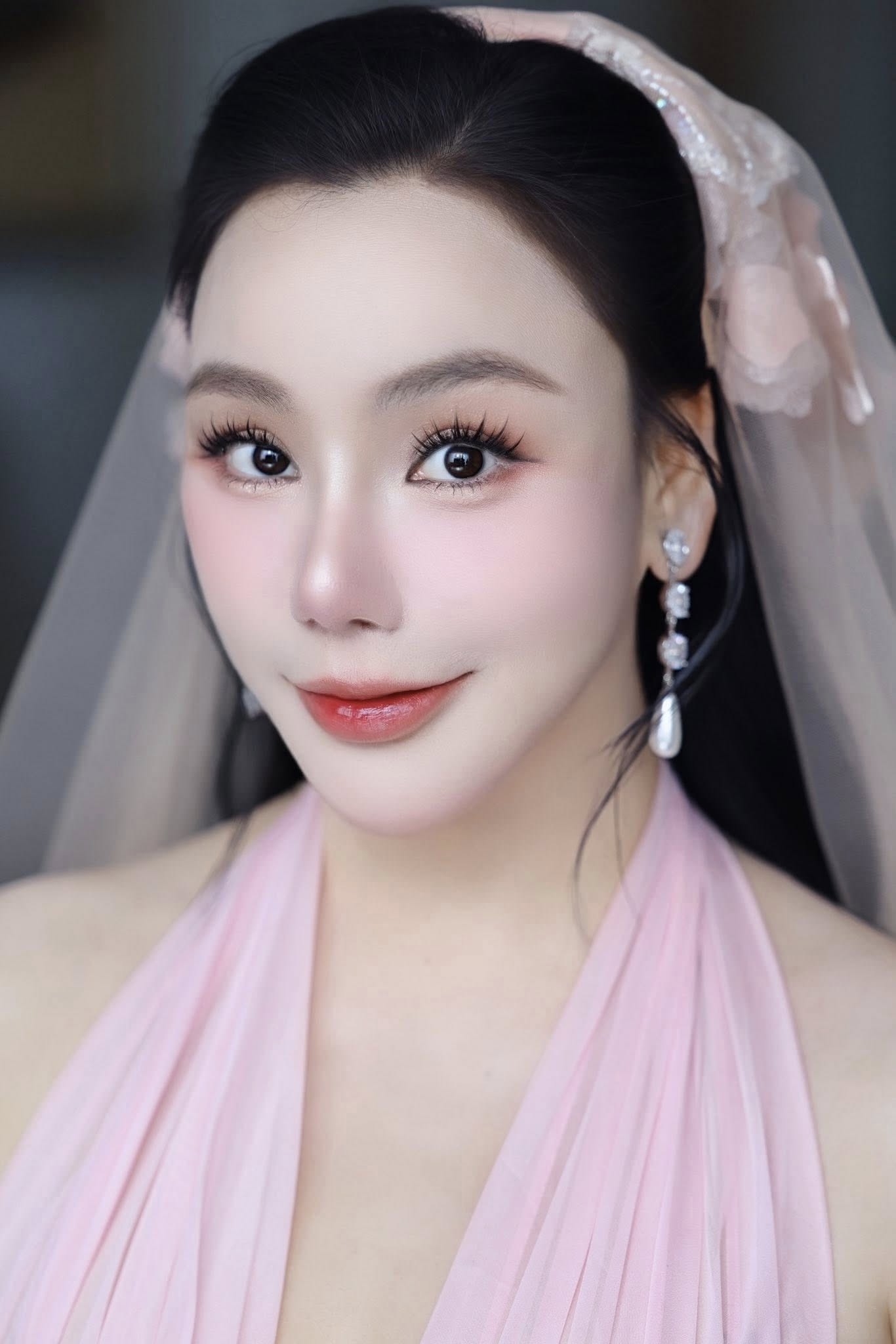 Sao nữ Vbiz bị hỏng mặt vì kem trộn, khắc phục nhiều tới mức bị gán là nghiện thẩm mỹ- Ảnh 10. Sao nữ Vbiz bị hỏng mặt vì kem trộn, khắc phục nhiều tới mức bị gán là nghiện thẩm mỹ- Ảnh 10.