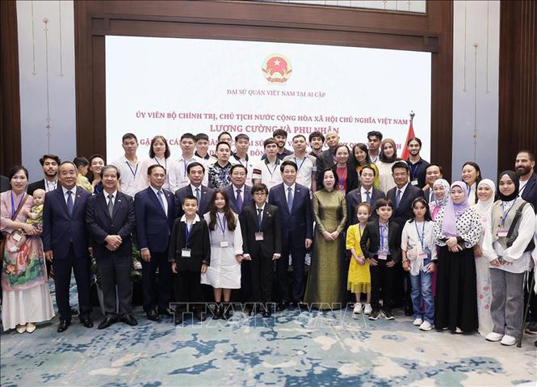 Chủ tịch nước Lương Cường gặp gỡ cộng đồng người Việt Nam tại Ai Cập- Ảnh 2. Chủ tịch nước Lương Cường gặp gỡ cộng đồng người Việt Nam tại Ai Cập- Ảnh 2.