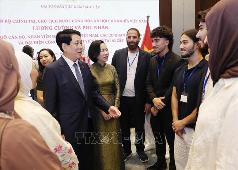 Chủ tịch nước Lương Cường gặp gỡ cộng đồng người Việt Nam tại Ai Cập- Ảnh 3. Chủ tịch nước Lương Cường gặp gỡ cộng đồng người Việt Nam tại Ai Cập- Ảnh 3.