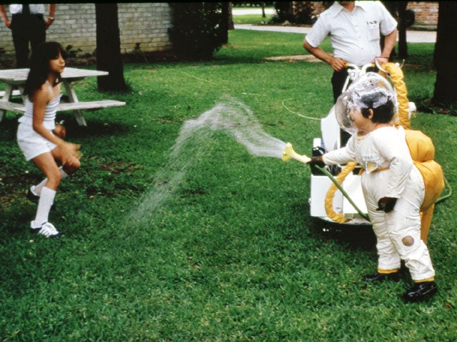 “Cậu bé bong bóng” sống cả đời trong buồng nhựa, không thể giao tiếp với thế giới bên ngoài đã trải qua những gì?- Ảnh 7.