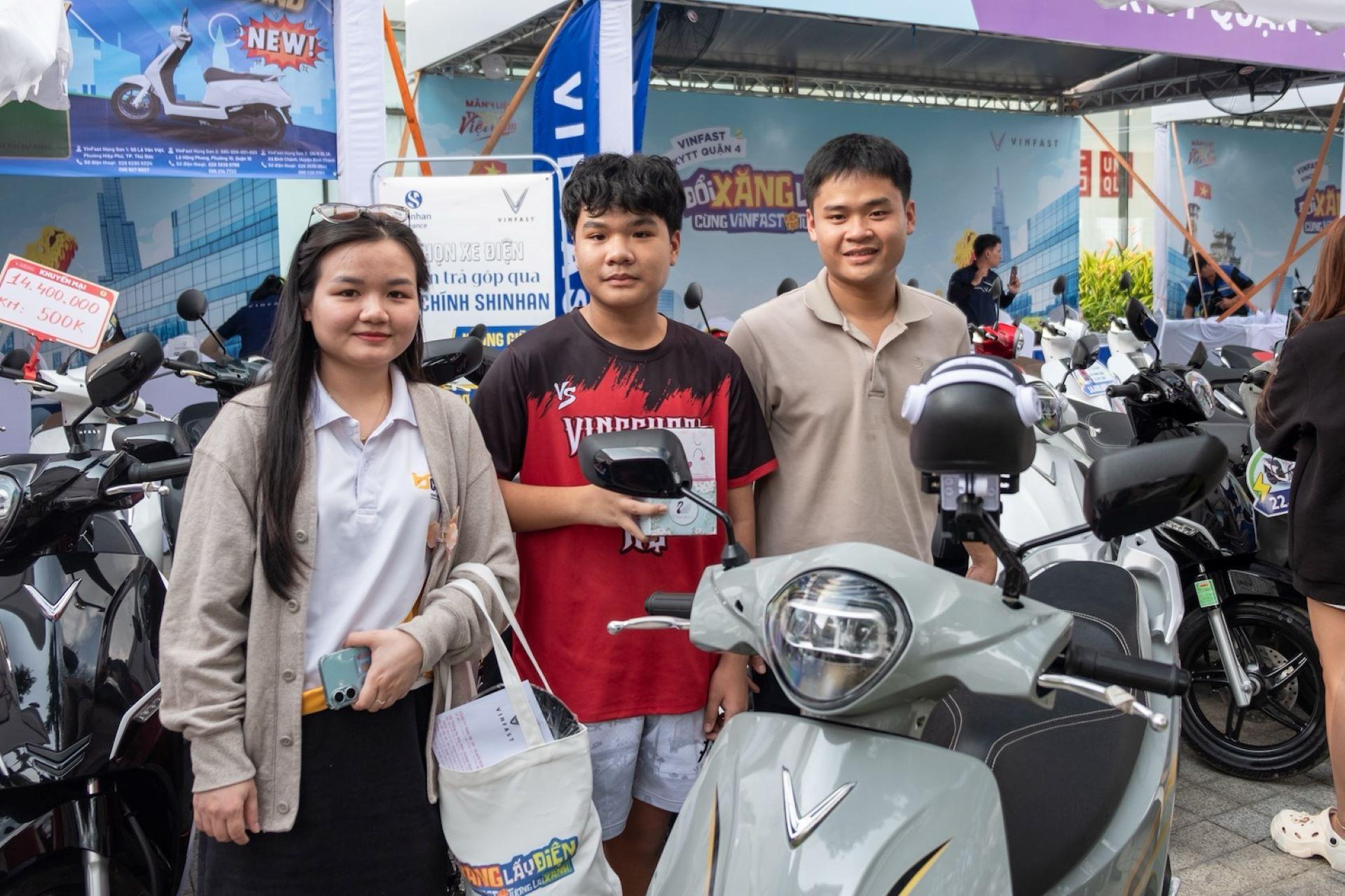 “Đổi xăng lấy điện” sôi động ở 3 miền: Cả nhà rủ nhau lên đời xe điện- Ảnh 4. “Đổi xăng lấy điện” sôi động ở 3 miền: Cả nhà rủ nhau lên đời xe điện- Ảnh 4.