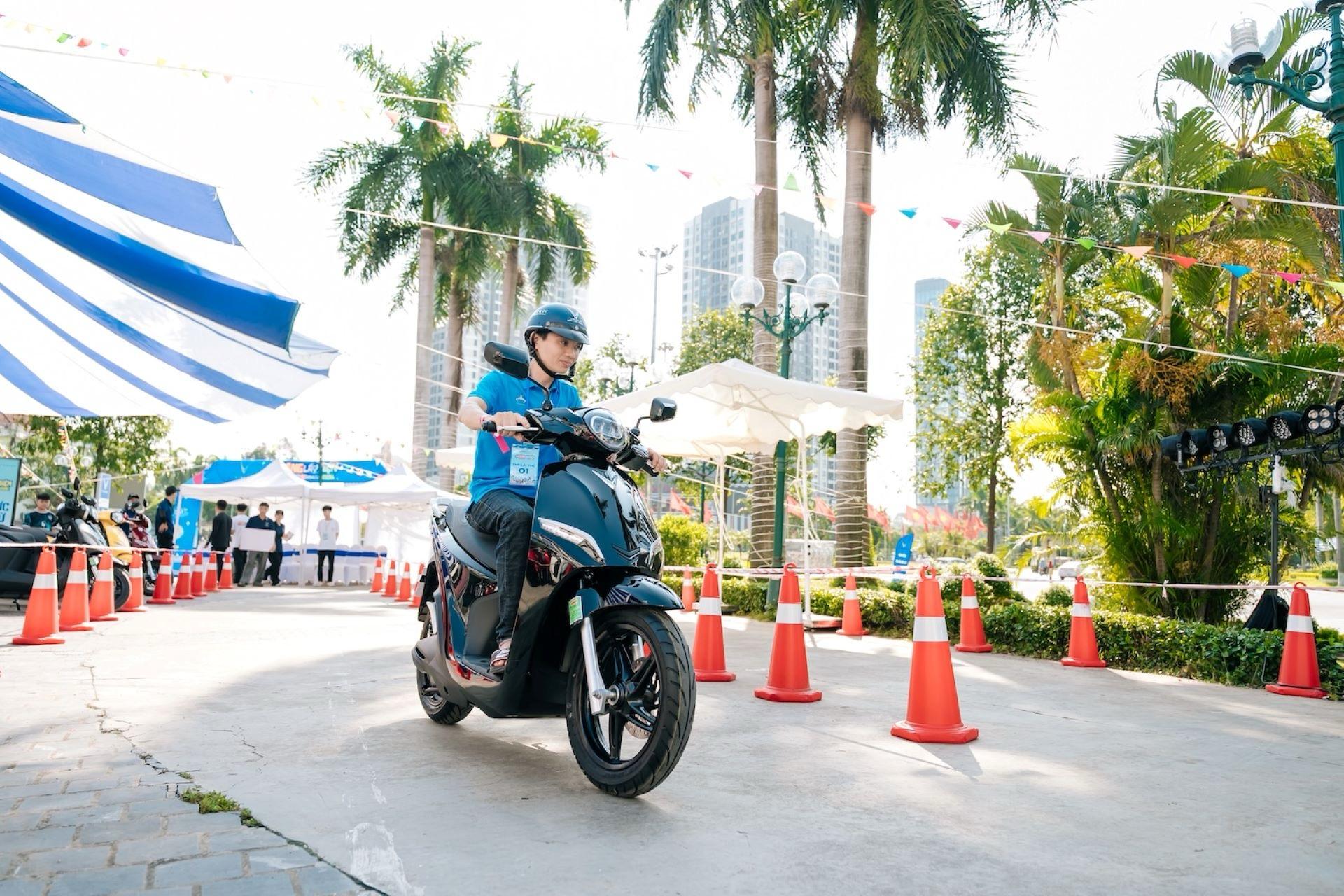 “Đổi xăng lấy điện” sôi động ở 3 miền: Cả nhà rủ nhau lên đời xe điện- Ảnh 5. “Đổi xăng lấy điện” sôi động ở 3 miền: Cả nhà rủ nhau lên đời xe điện- Ảnh 5.