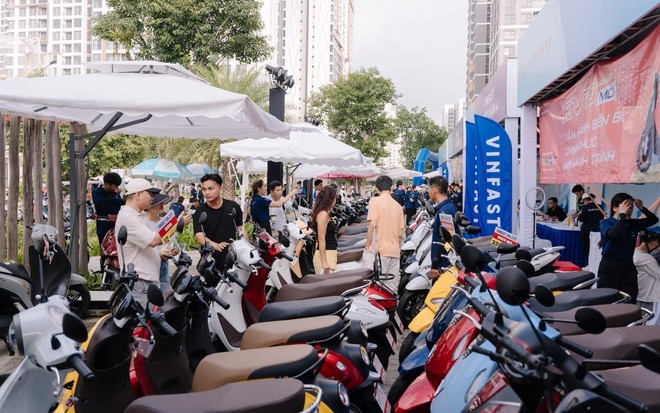 “Đổi xăng lấy điện” sôi động ở 3 miền: Cả nhà rủ nhau lên đời xe điện- Ảnh 1. “Đổi xăng lấy điện” sôi động ở 3 miền: Cả nhà rủ nhau lên đời xe điện- Ảnh 1.