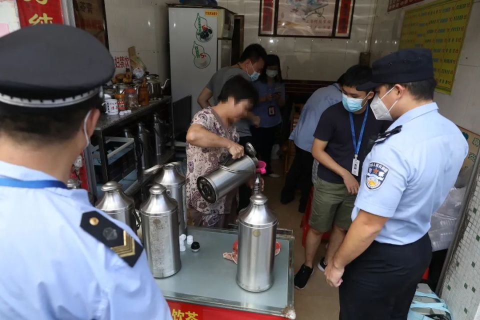 Kiểm tra đột xuất cửa hàng bán trà, phát hiện túi bột trắng khả nghi, lập tức bắt giam chủ tiệm- Ảnh 1. Kiểm tra đột xuất cửa hàng bán trà, phát hiện túi bột trắng khả nghi, lập tức bắt giam chủ tiệm- Ảnh 1.