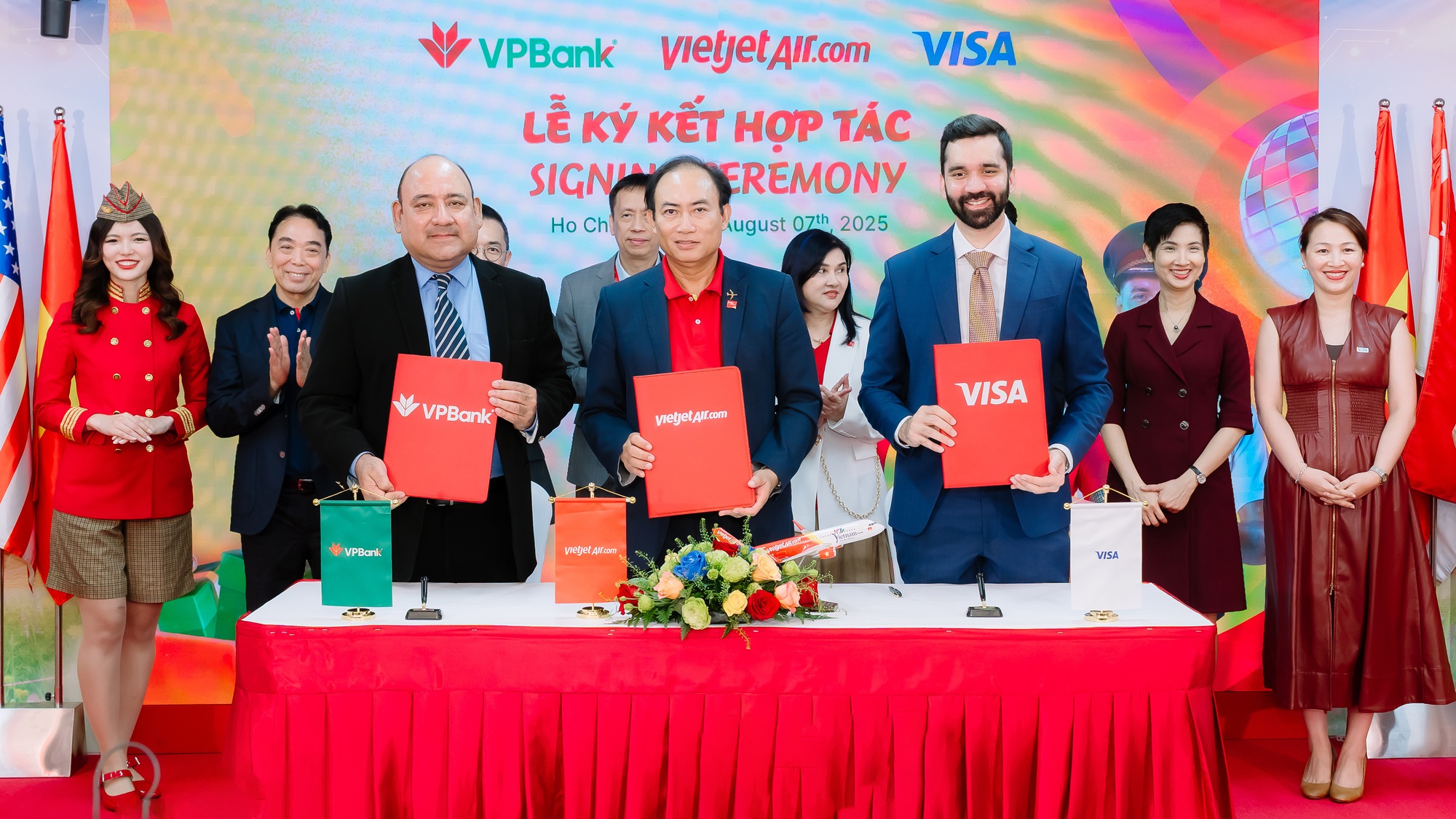 VPBank bắt tay cùng Vietjet và Visa: Mở thẻ là bay, nhận ngàn ưu đãi- Ảnh 1. VPBank bắt tay cùng Vietjet và Visa: Mở thẻ là bay, nhận ngàn ưu đãi- Ảnh 1.