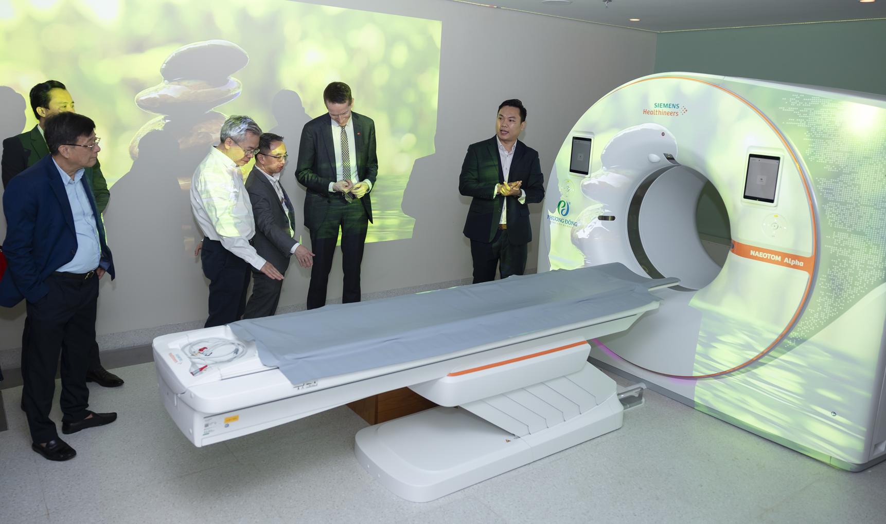 Ra mắt siêu máy CT đếm photon: Đột phá trong tầm soát đột quỵ- Ảnh 1. Ra mắt siêu máy CT đếm photon: Đột phá trong tầm soát đột quỵ- Ảnh 1.
