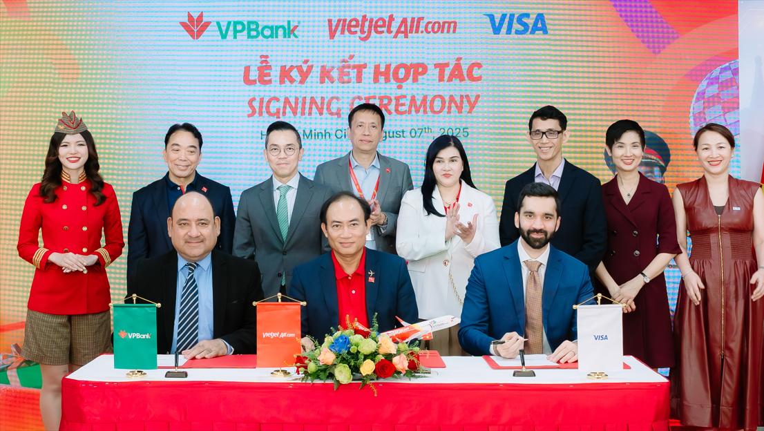VPBank hợp tác Vietjet, Visa ra mắt thẻ tín dụng VPBank YoJo Visa Platinum- Ảnh 1. VPBank hợp tác Vietjet, Visa ra mắt thẻ tín dụng VPBank YoJo Visa Platinum- Ảnh 1.