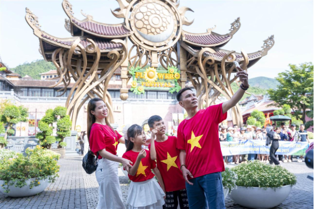 Kỷ niệm 80 năm Quốc Khánh, Ba Na Hills tặng ưu đãi "khủng" cho khách Việt Nam- Ảnh 1. Kỷ niệm 80 năm Quốc Khánh, Ba Na Hills tặng ưu đãi "khủng" cho khách Việt Nam- Ảnh 1.