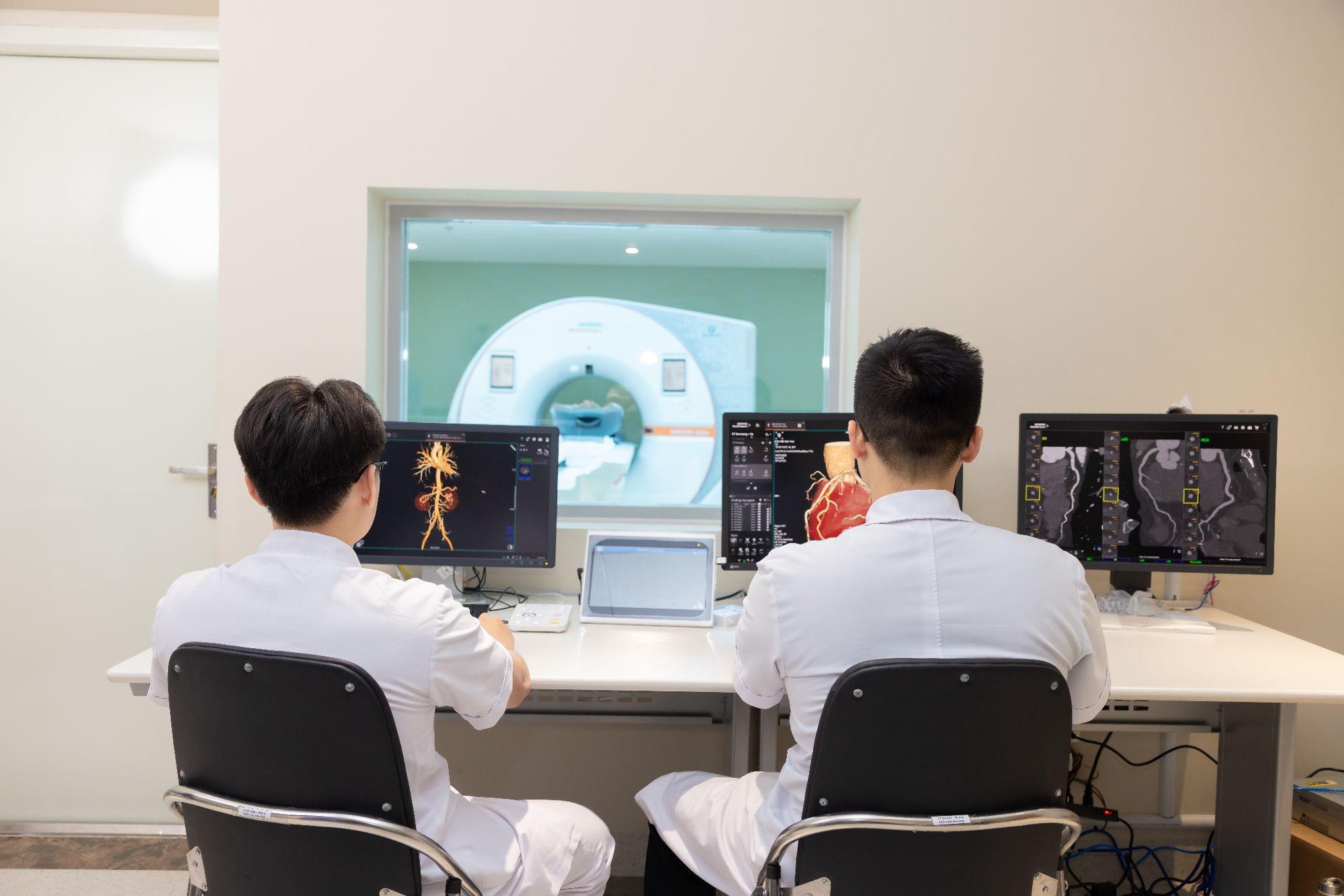 Ra mắt siêu máy CT đếm photon: Đột phá trong tầm soát đột quỵ- Ảnh 3. Ra mắt siêu máy CT đếm photon: Đột phá trong tầm soát đột quỵ- Ảnh 3.